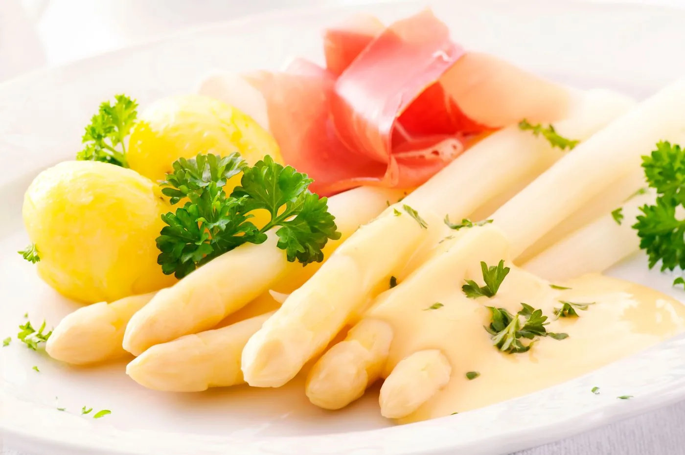 Spargel mit Schinken, Kartoffeln und Sauce hollandaise