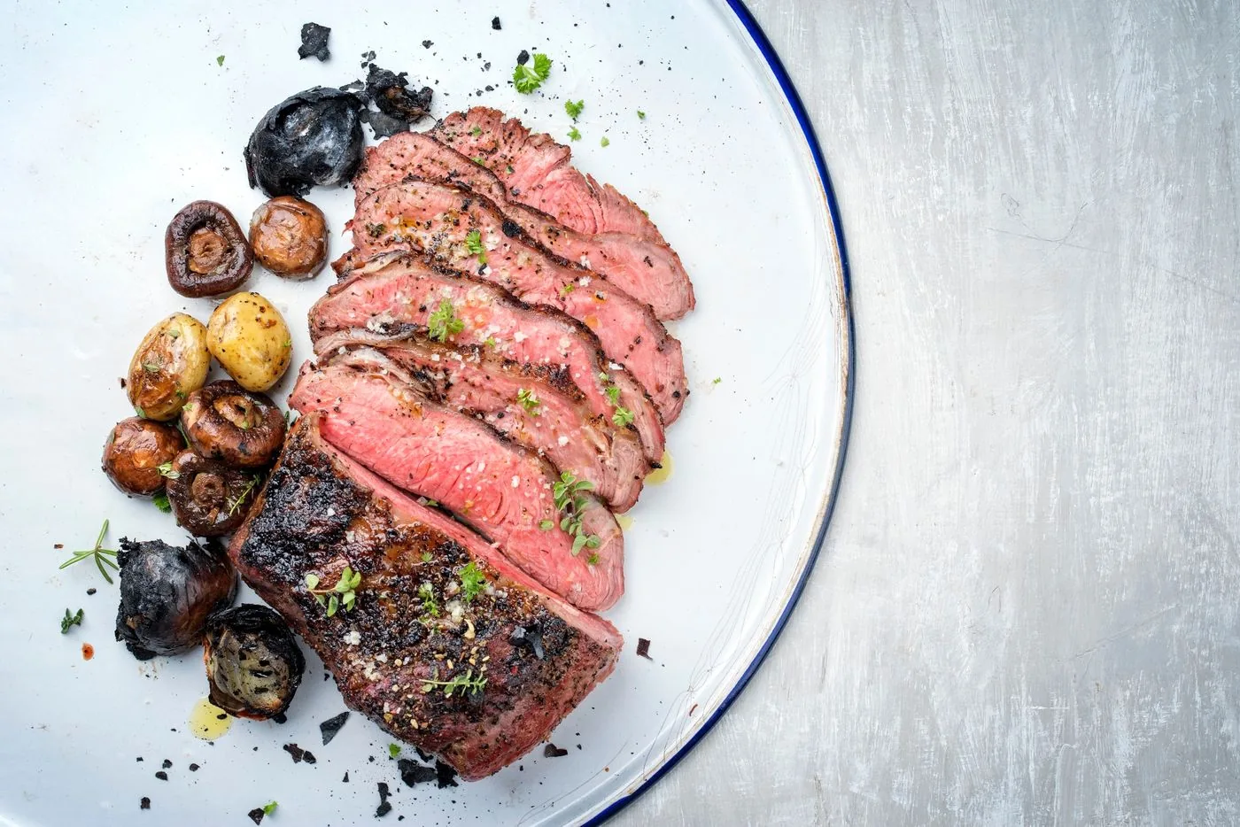 Rosa gebratenes Roastbeef mit Pilzen und Kartoffeln