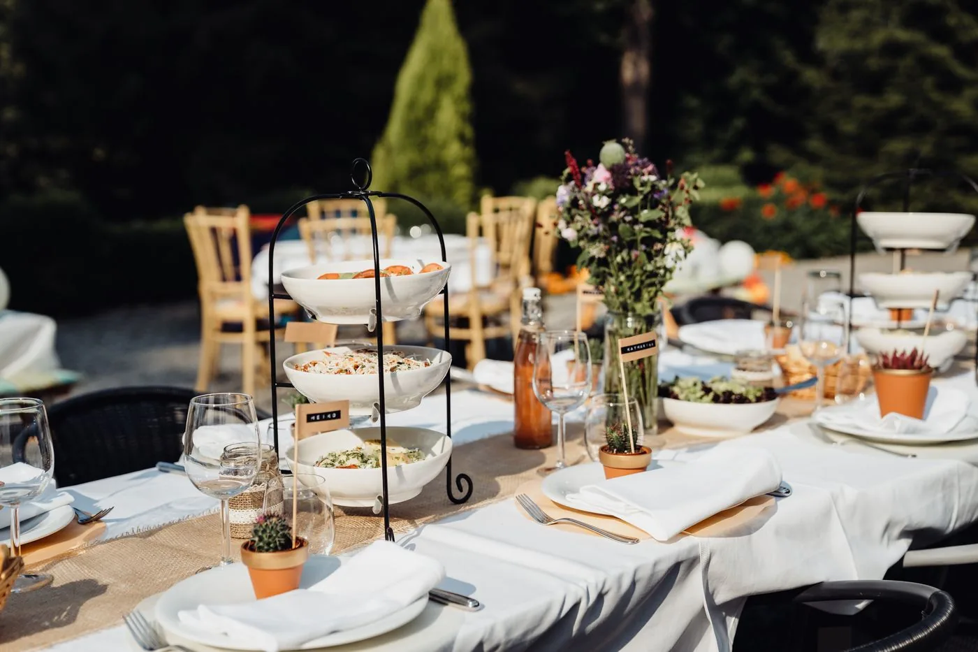 Festlich gedeckte Tafel im Freien