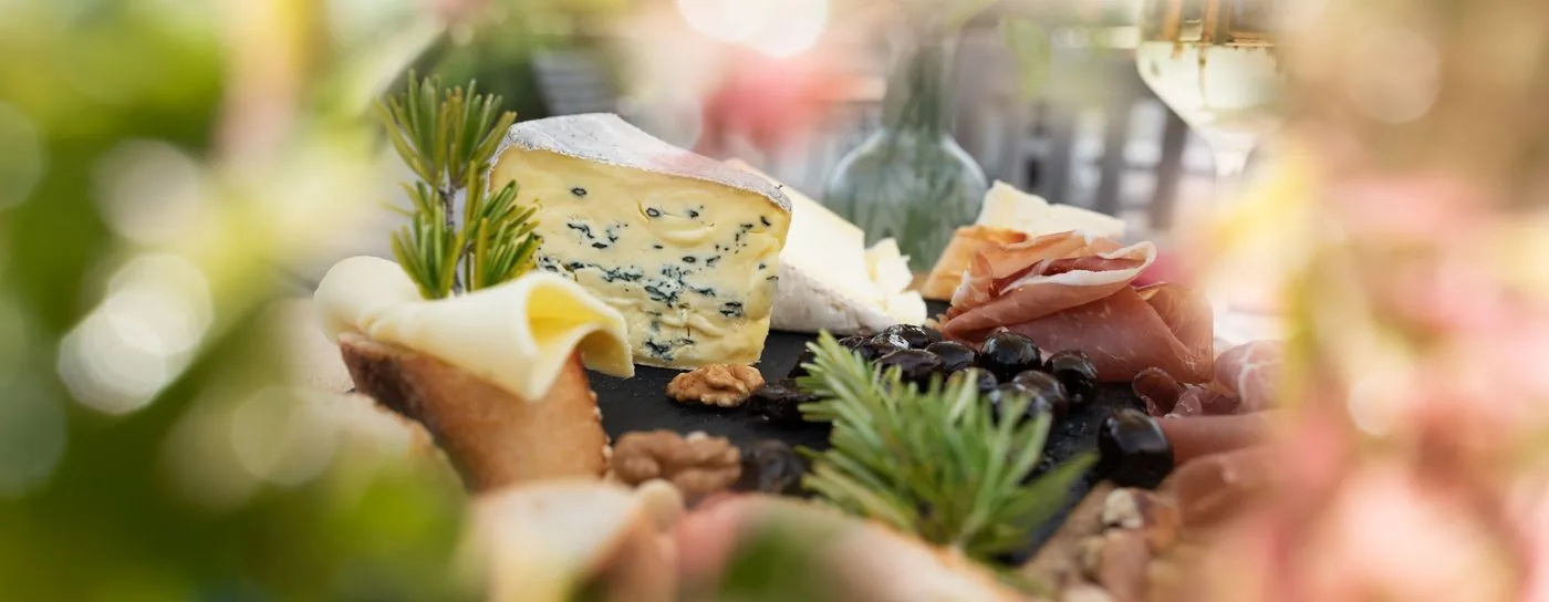 Käse- und Antipasti-Platte mit Wein