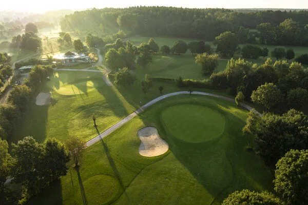 Luftaufnahme des Golfplatzes Großensee im Morgenlicht