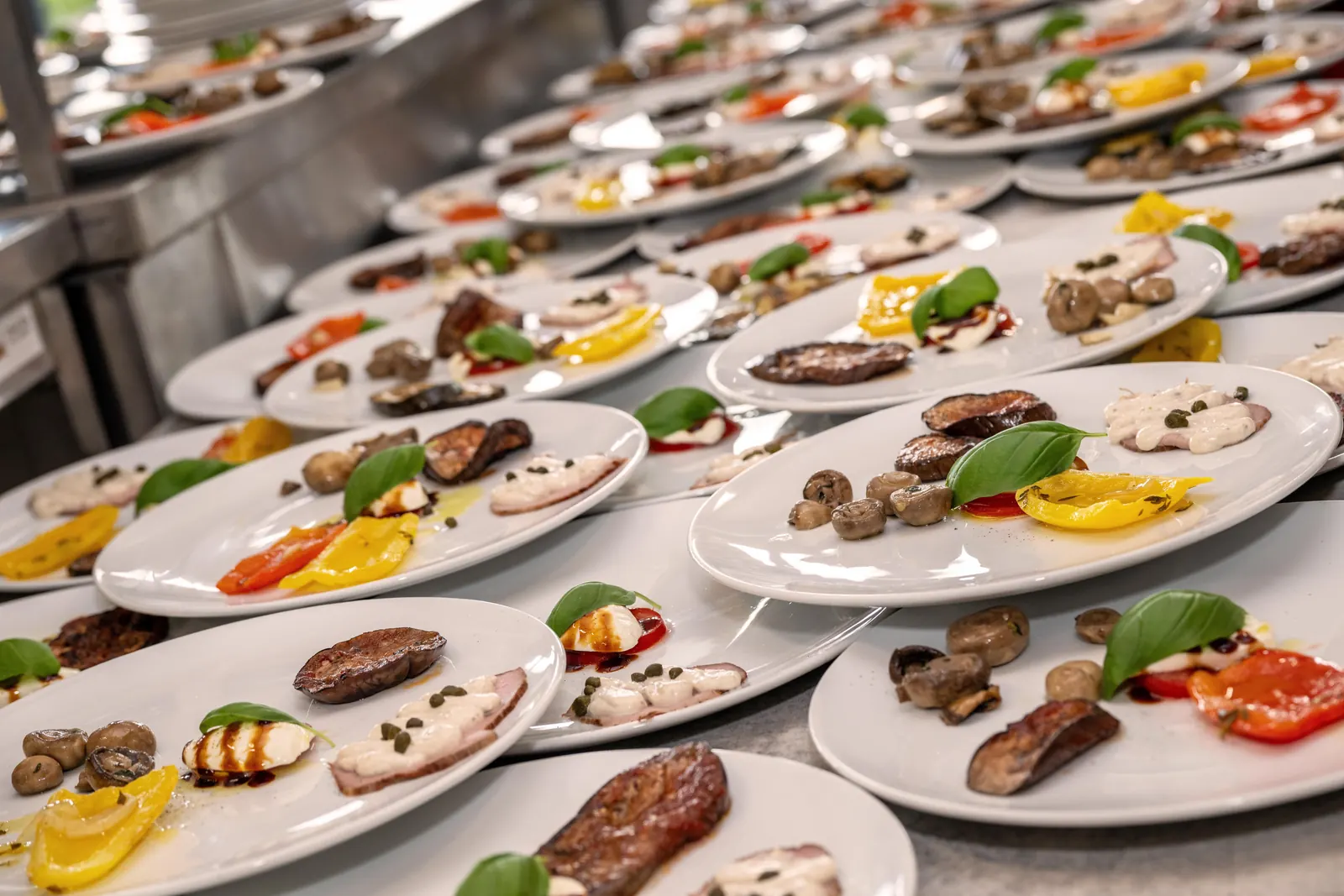 Frisch angerichtete Antipasti-Teller in der Küche