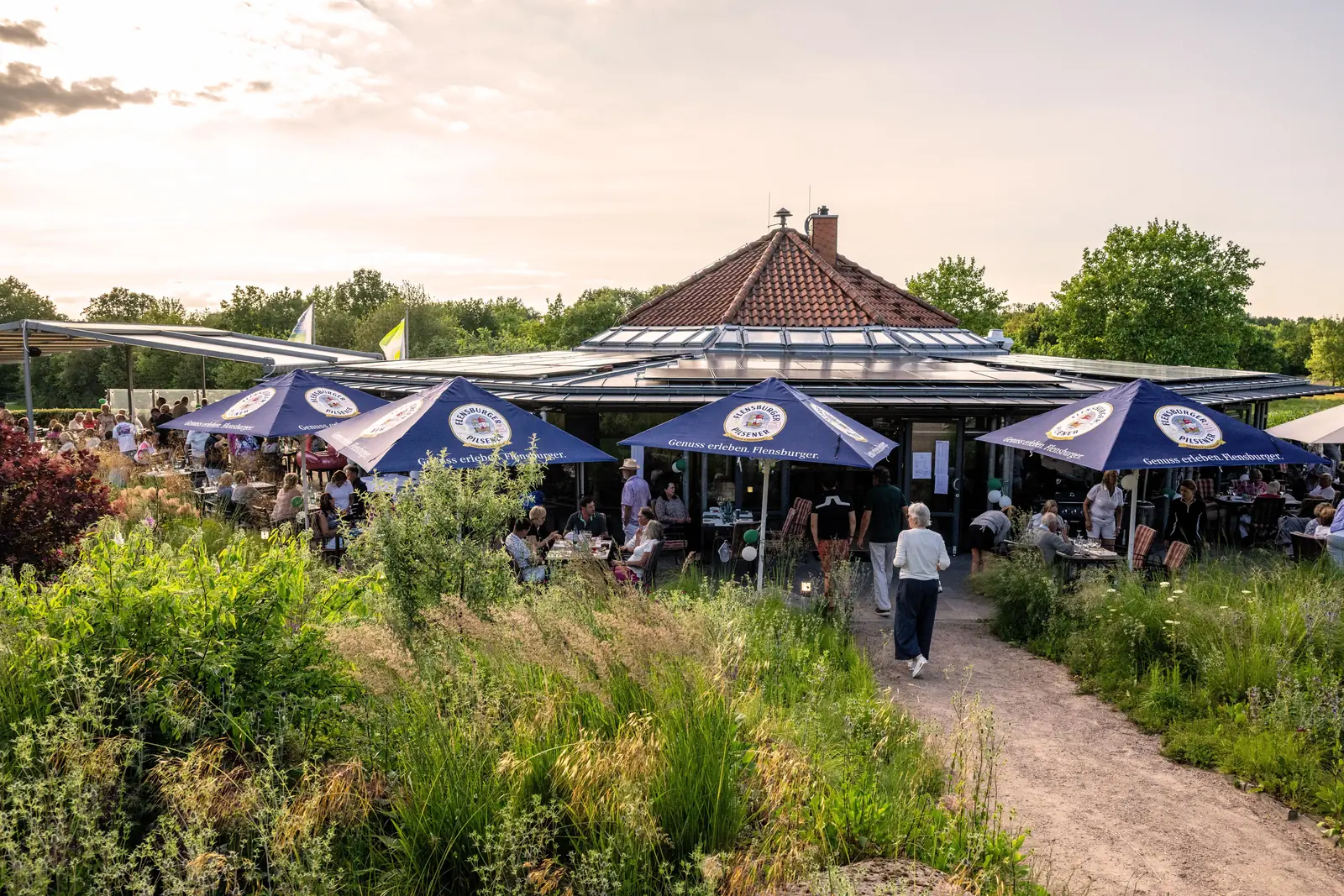 NEUNZEHN – Restaurant & Event mit Terrasse im Abendlicht